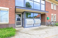 Voorkant gebouw en brievenbussen.jpg